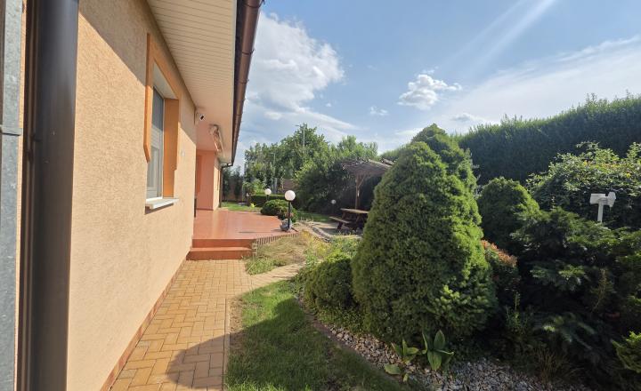 Exkluzívny rodinný dom –  bungalov s uzavretým vstupom - fotografia 33