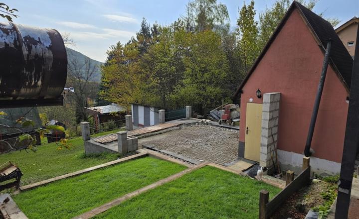 Murovaná chatka na peknom pozemku Trenčianske Teplice - fotografia 3