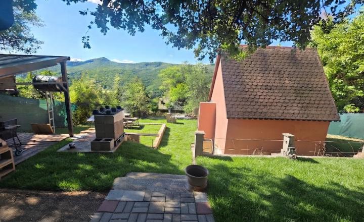 Murovaná chatka na peknom pozemku Trenčianske Teplice - fotografia 1