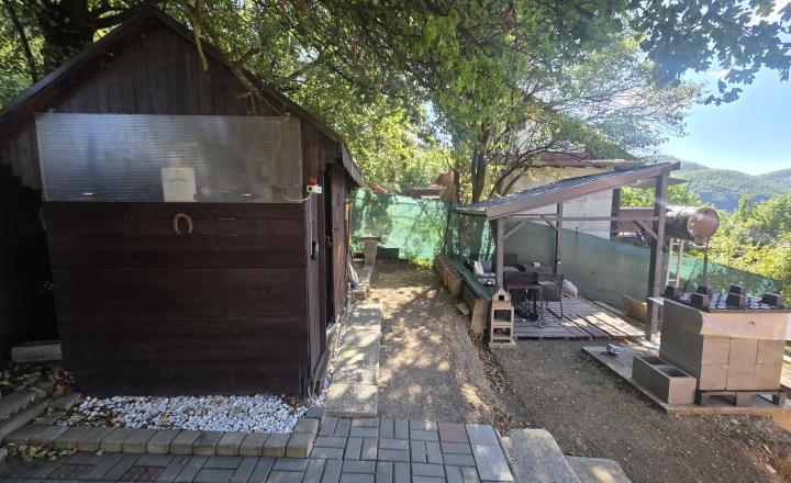 Murovaná chatka na peknom pozemku Trenčianske Teplice - fotografia 13