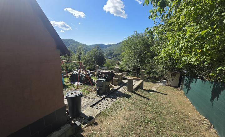 Murovaná chatka na peknom pozemku Trenčianske Teplice - fotografia 18