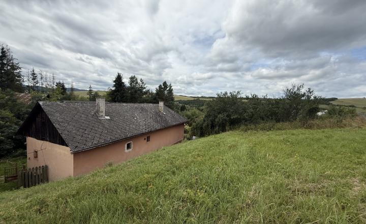 Rodinný dom v Ľubotíne s veľkým pozemkom na predaj - fotografia 6
