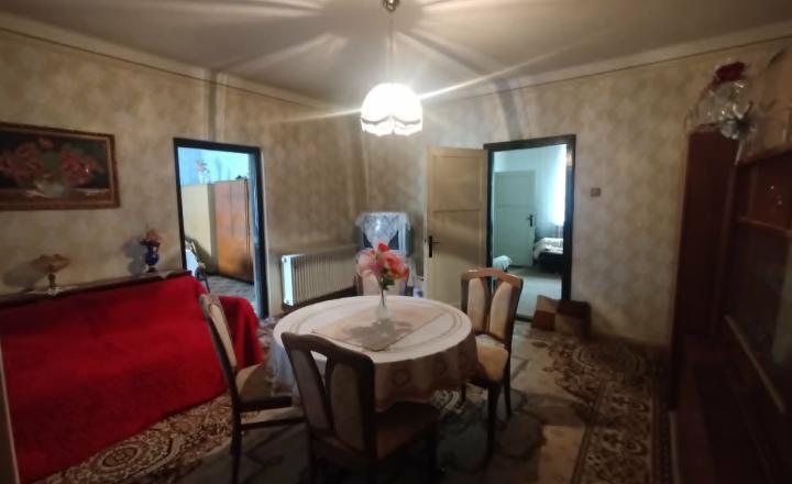 Na predaj rodinný dom s veľkým pozemkom v obci Nemčiňany - fotografia 12