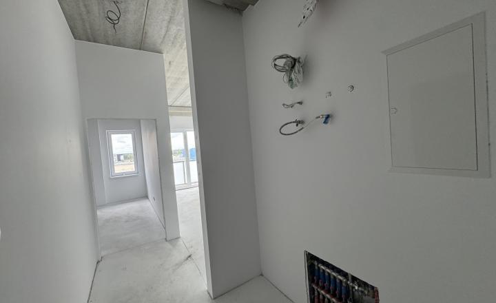 NOVOSTAVBA - NA PREDAJ 2-izbový apartmán s balkónom - fotografia 1