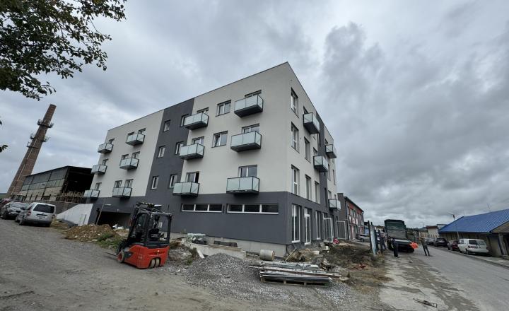 NOVOSTAVBA - NA PREDAJ 2-izbový apartmán s balkónom - fotografia 3