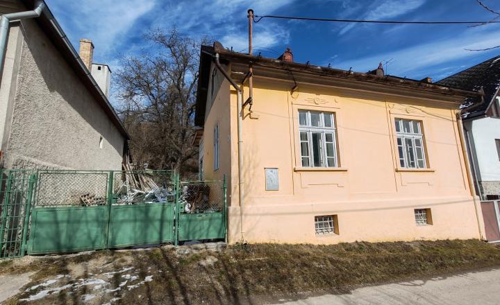 RODINNÝ DOM V ŠTOSE – ZAČATÁ REKONŠTRUKCIA - fotografia 1