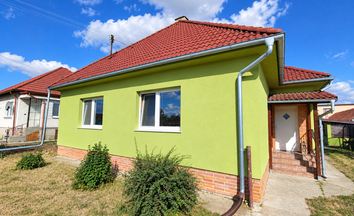 EXKLUZÍVNE: Rodinný dom s bazénom - Nová Dedina (070-12-SIHA)