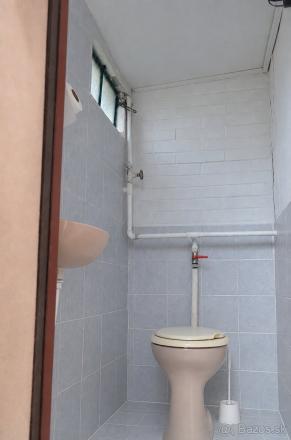 Chata s veľkým pozemkom a úžasným výhľadom – Čachtice - fotografia 10