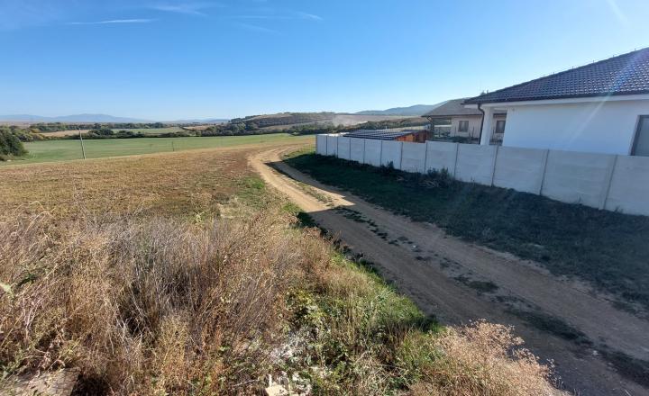 Na predaj stavebný pozemok v obci Krnča ID 235-14-LUGUE - fotografia 1