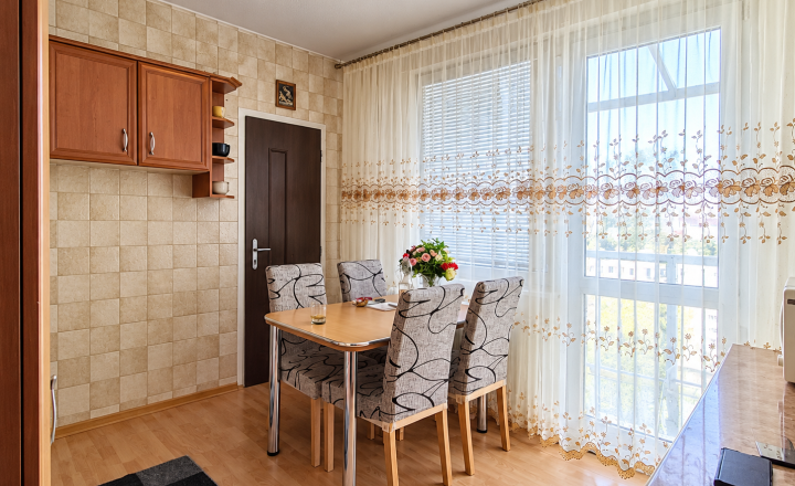 EXKLUZÍVNE: Priestranný 2-izbový byt s balkónom, 62 m²- Levice (071-117-SIHA)