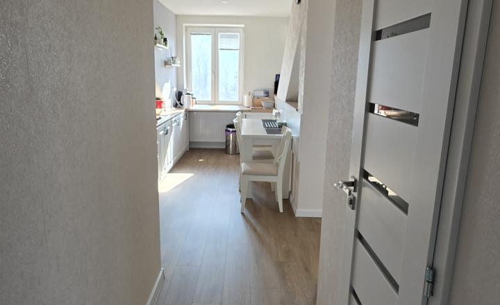 Zariadený podkrovný 3-izbový byt s vlastným parkovaním - fotografia 19