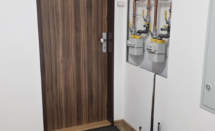 Zariadený podkrovný 3-izbový byt s vlastným parkovaním - fotografia 31