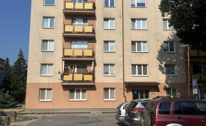 Na predaj 3 izbový byt vo výbornej lokalite, Hnúšťa