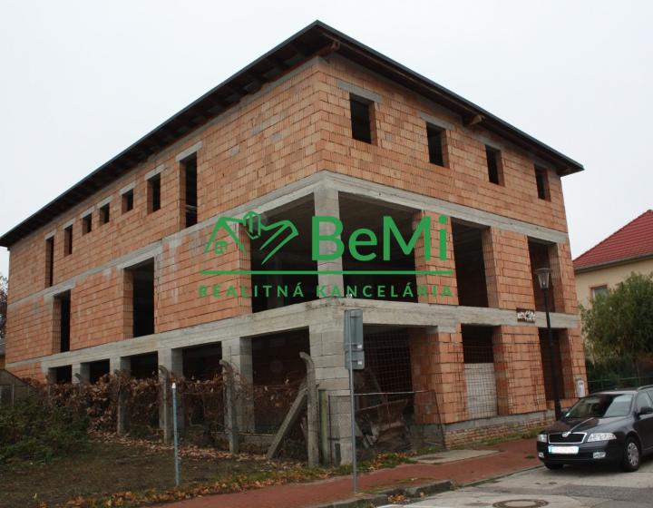 Polyfunkčný bytový dom v centre mesta - 8 bytov a obchodný priestor- Vráble (037-12-NASa)