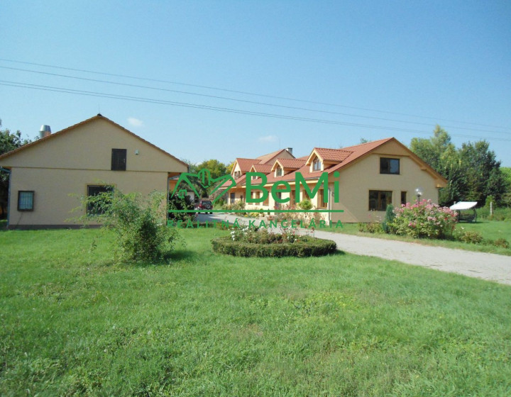 NR - Veľký Báb, polyfunkčný objekt mimo obce - tichá lokalita, možnosť využitia na penzión, ranč, ľahká výroba a administratíva, 800 m2 úžitkovej plochy, pozemok 48 ár. (1143-18)
