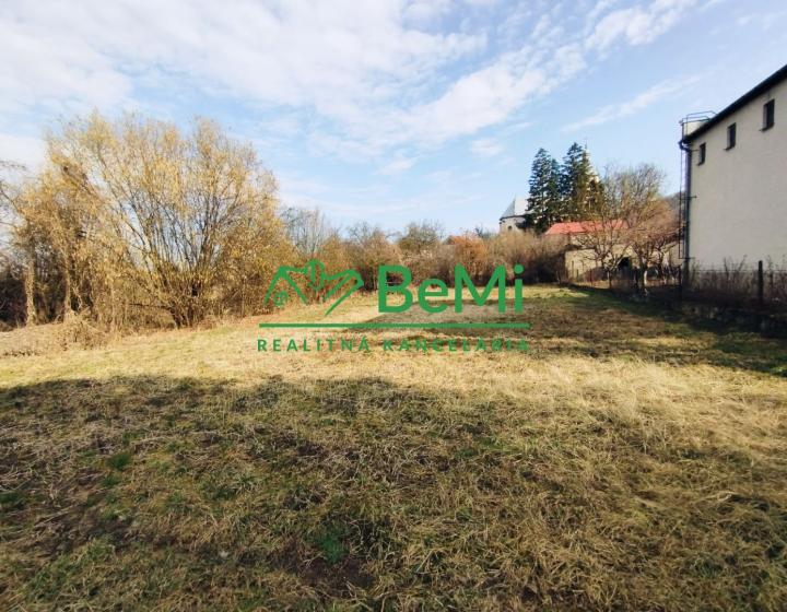 Stavebný pozemok-Trebeľovce- na predaj