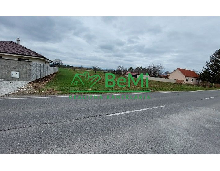 Exkluzívne - predaj veľký stavebný pozemok v obci Rakovice