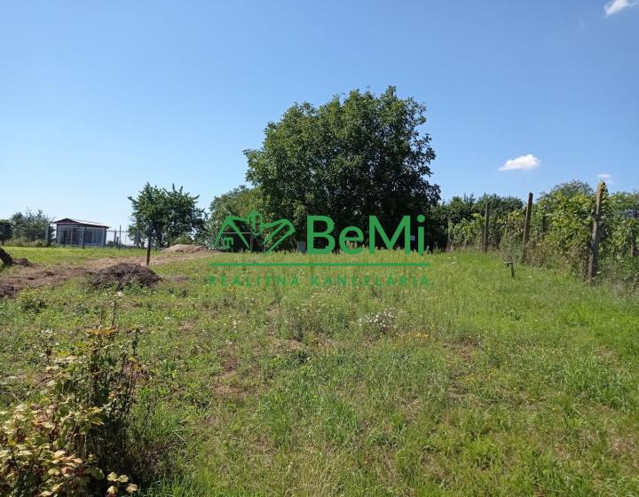Predaj pozemku s nádherným výhľadom aj na stavbu do 72 m2 zastavanej plochy - Levice 055-14-DUJU