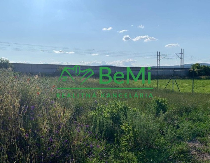 Stavebný pozemok s prípojkami  Považany158-14-MACHO