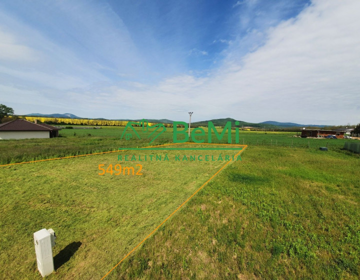 Sľažany - pozemok so stavebným povolením (549m2)  ID 008 -14 - SASOa