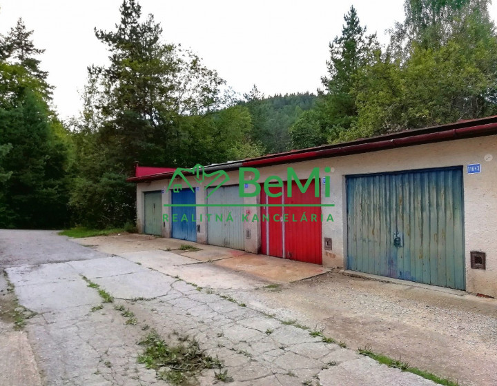 DVE SUSEDIACE GARÁŽE, Banská Bystrica