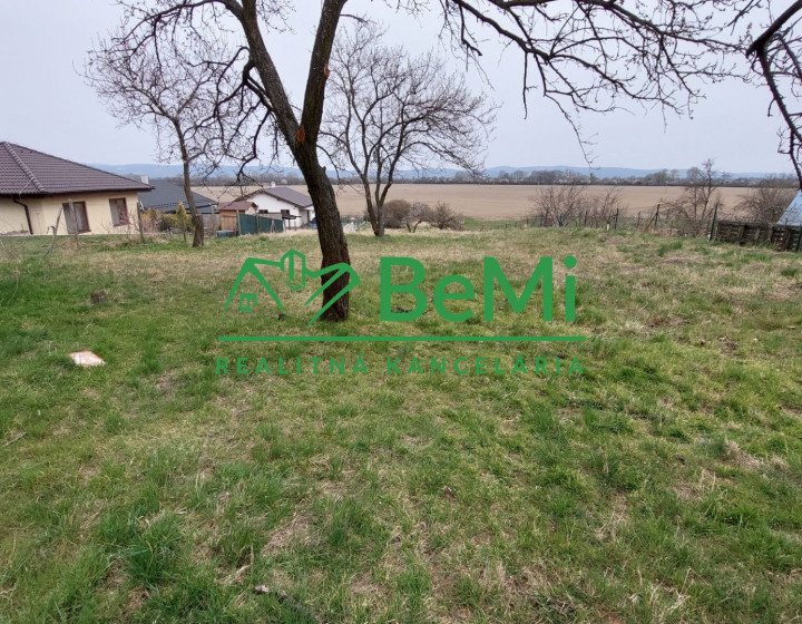 Znížená cena - na predaj stavebný pozemok v obci Rakovice