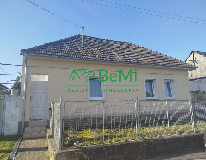 016-12-PAMAa Starší dom v obci Lukáčovce s veľkým pozemkom