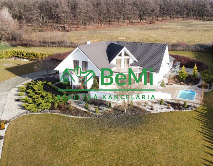 Na predaj vila pri lese so súkromím v obci Vozokany