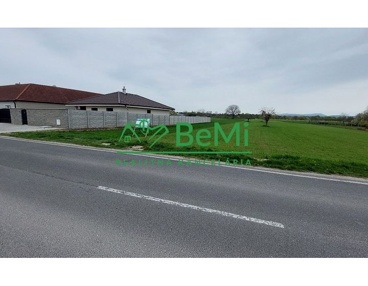 Exkluzívne - predaj veľký stavebný pozemok v obci Rakovice