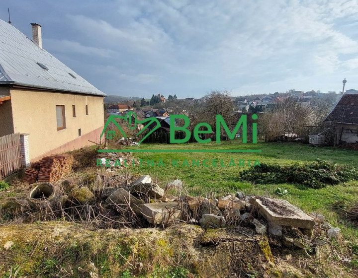 Exkluzívne na predaj stavebný pozemok v obci Brezolupy
