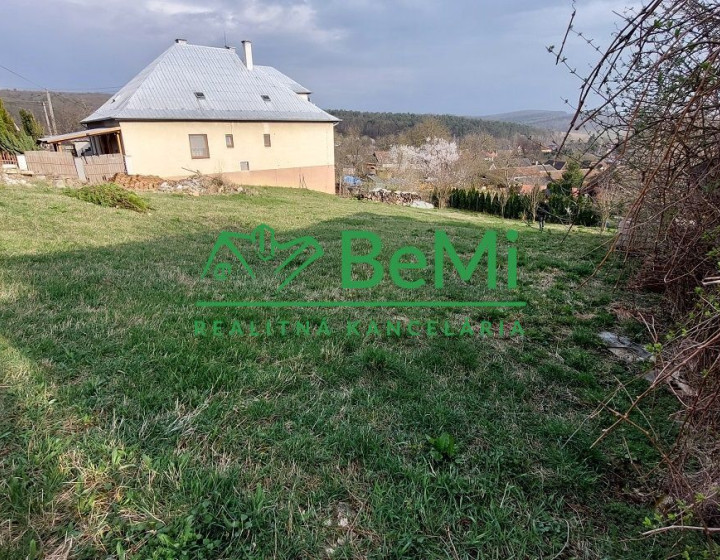 Exkluzívne na predaj stavebný pozemok v obci Brezolupy
