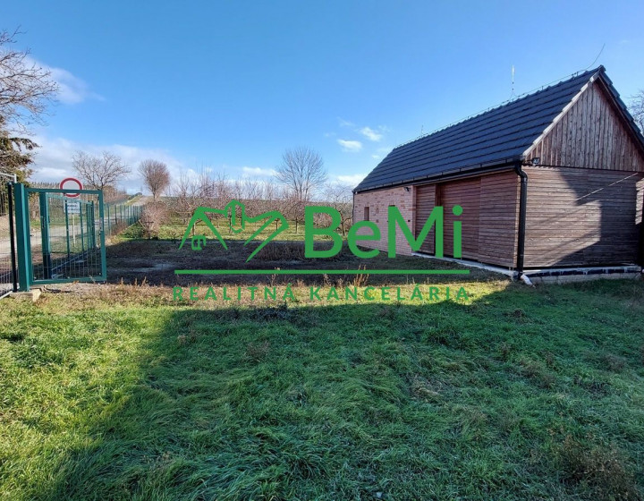 Na predaj veľkého pozemku s projektom v obci Jacovce