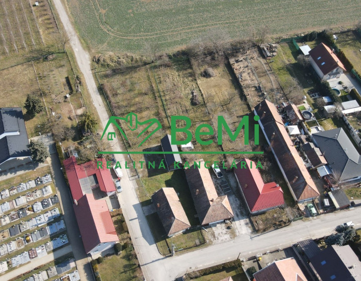 Na predaj veľkého pozemku s projektom v obci Jacovce