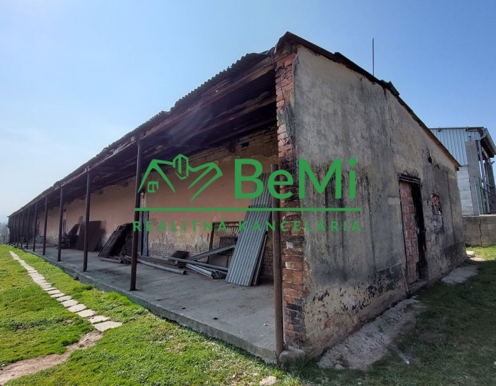 Na predaj pozemok s hospodárskou budovou meste Topoľčany