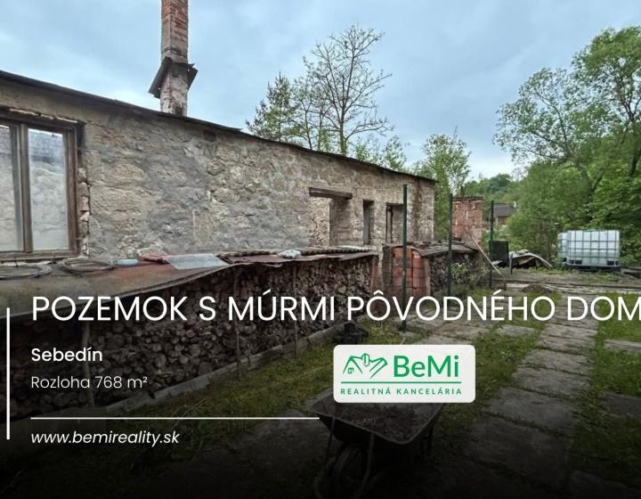 Čarovný pozemok s múrmi pôvodného domu, Sebedín