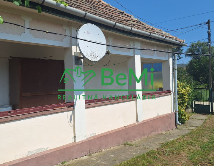 Dom so záhradou   vo výmere 2200 m2 Korlát-19900,-Eur
