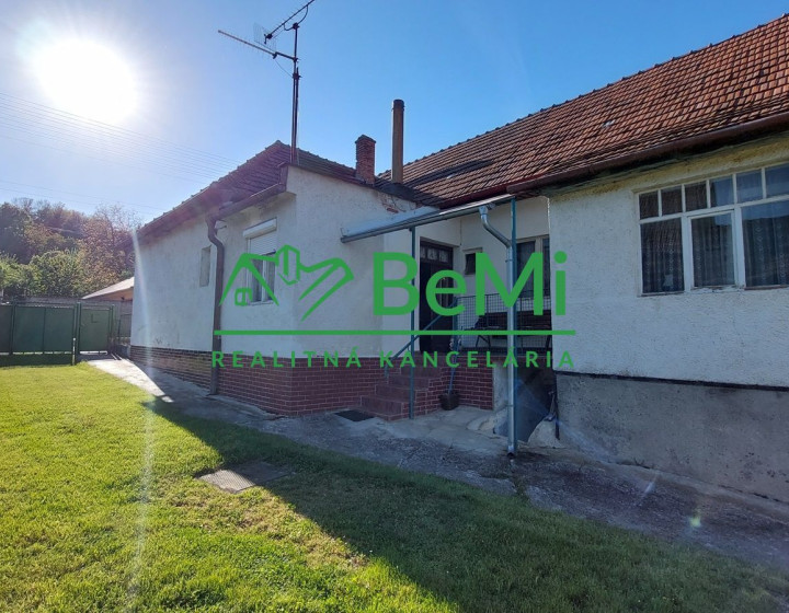 Na predaj rodinný dom s veľkým pozemkom v obci Tesáre