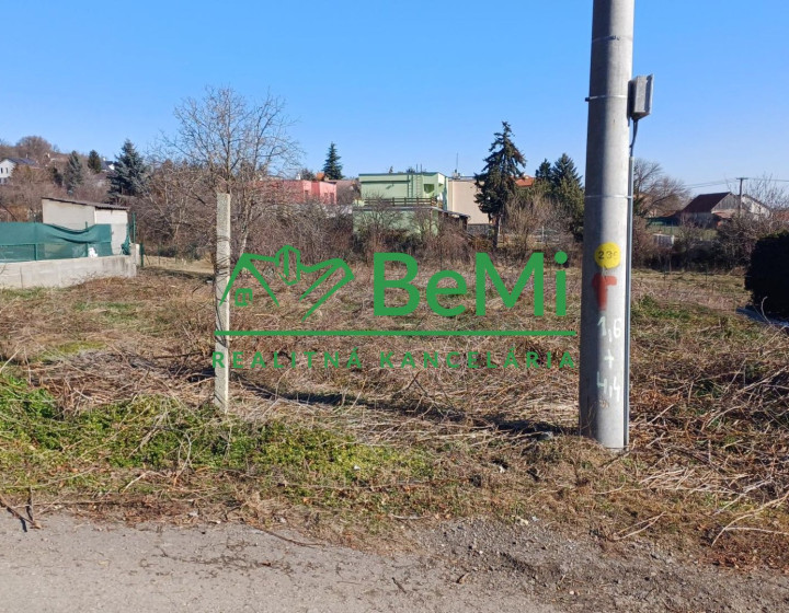 REZERVOVANÉ - Predaj stavebný pozemok Nitrianske Hrnčiarovce (207-14-JUFa)