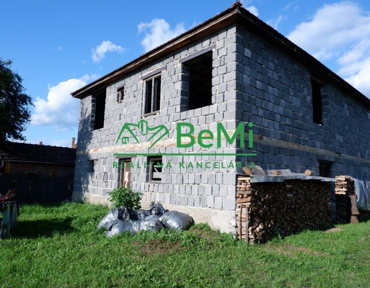 Slnečný pozemok na rekreáciu s rozostavaným domom v Szendró