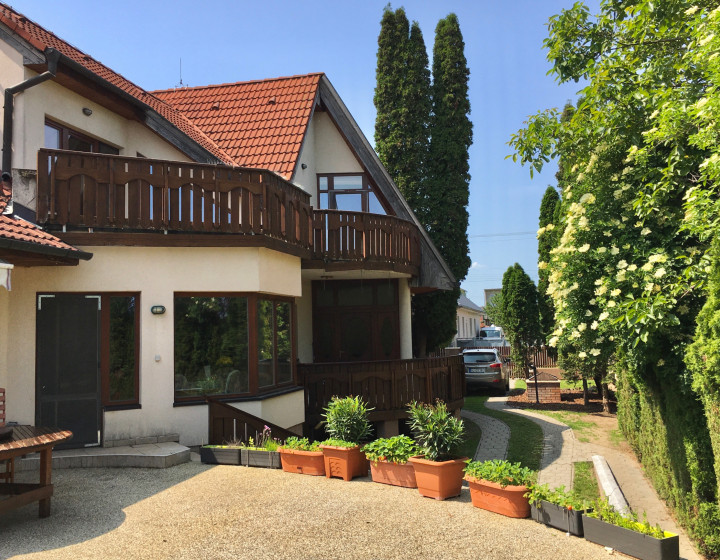 Výnimočný 7 izbový dom v Zbehoch – so saunou a bazénom