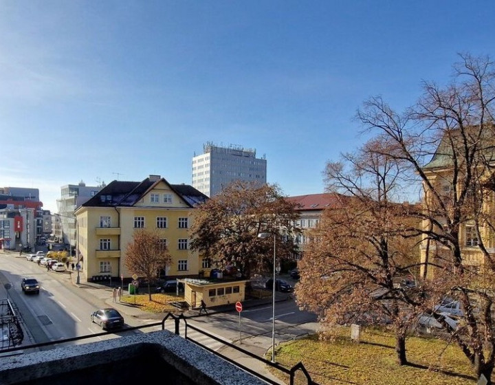 Polyfunkčná budova s veľkým využitím a parkovaním Centrum Trenčín