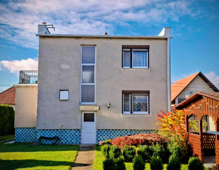 REZERVOVANÉ Rodinný dom s veľkou záhradou a garážou v tichej časti Chocholnej