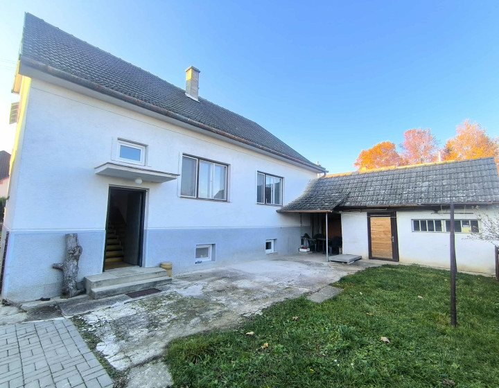 Rodinný dom v Čachticiach – na skvelom mieste hneď pri škole