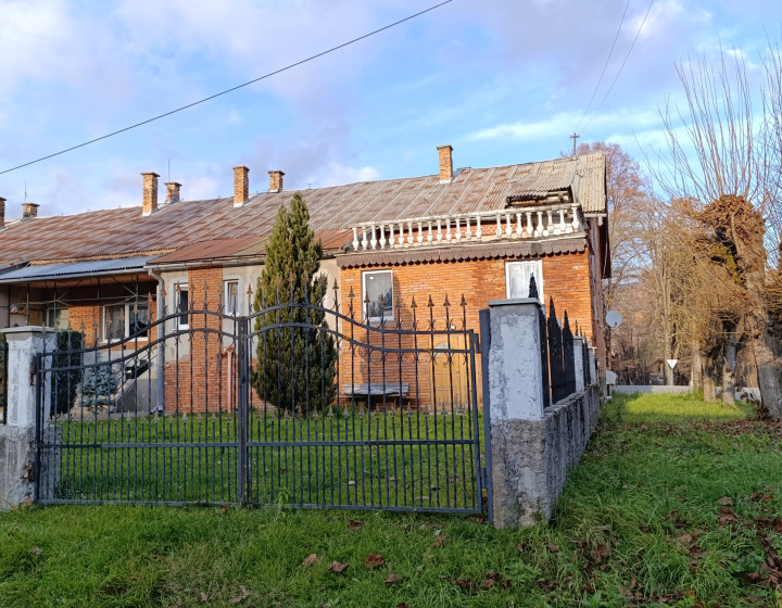 Trojgeneračný  dom v Slavošovciach , tri samostatné  vchody