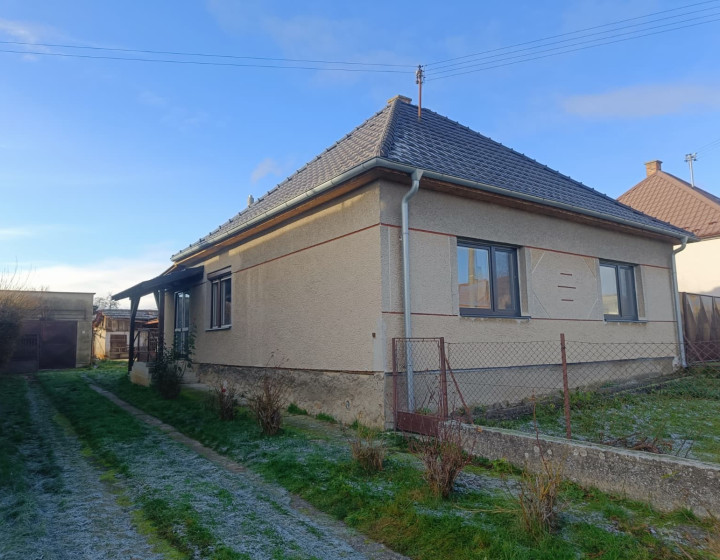 RD /Chalupa s veľkým pozemkom a novou strechou v Blesovciach