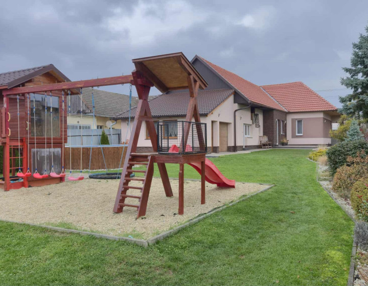 Na predaj exkluzívne zrekonštruovaný a kompletne zariadený rodinný dom