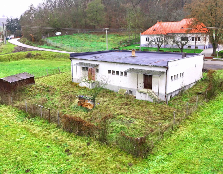 VIDEO - BUDOVA S PROJEKTOM NA RODINNÝ BUNGALOV - NA PREDAJ