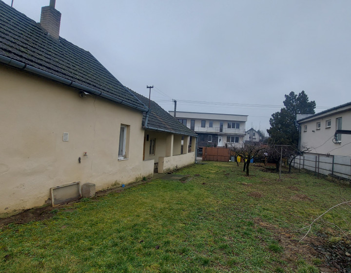 Predaj starší dom na  pozemku  957m2, Rišňovce,(241-12-JUF)