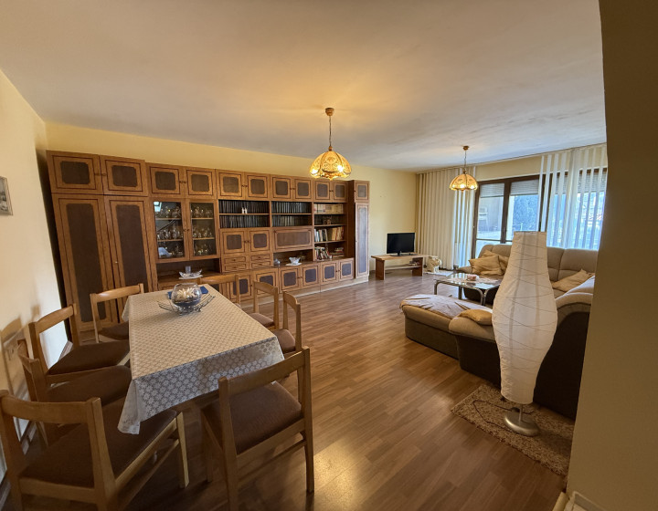 Priestranný rodinný dom (500 m2) s 10 árovým pozemkom  001-12-BEST