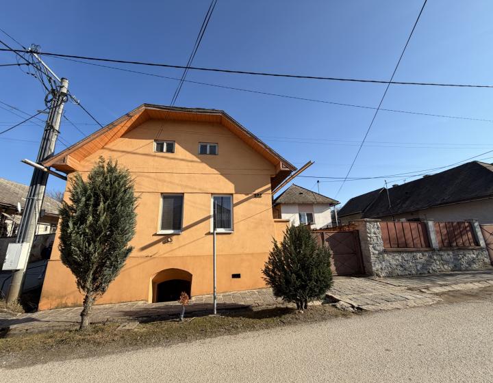 Rodinný dom s 1112 m2 záhradou aj chatou v obci Jelšava-PREDAJ